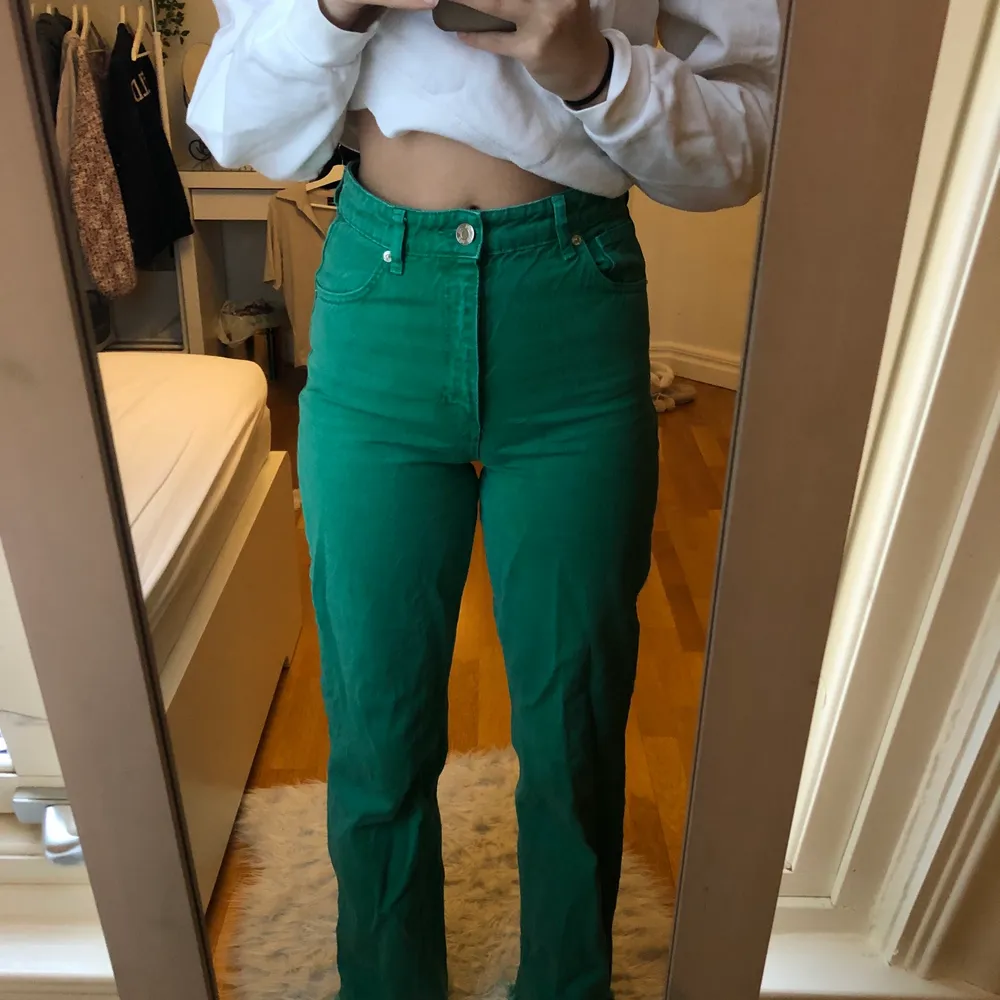 Säljer dessa skitsnygga gröna jeans från Zara då jag inte använder dom längre 😍 Endast använda 5 gånger!!! Kan skickas med post för 66kr ❤️‍🔥. Jeans & Byxor.