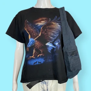 Eagle Tröja  - Fin 90s eagle t-shirt i bra skick. 100% bomull. Mått:  Axel till axel 47cm, ärmlängd 14.5cm, armhåla till armhåla 53cm & längd 58cm. Fri spårbar frakt. 