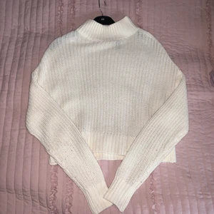 vit cropad tröja från H&M i storlek s/xs - En vit stickad tröja från H&M med krage. Har använt typ 2 gånger då den inte ser så bra ut på mig. Den har en tråd som ticket ut men den syns knappt och kan noga tas in med en nål.