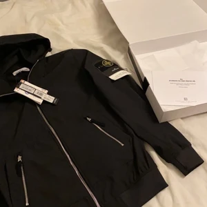 Stone island - Stone island softshell jacka i storlek M. Nypris 5000kr köpt för 1 månad sen (oanvänd) säljs för 4000kr men pris kan diskuteras och kan även gå med på byten. Allt og medföljer (köpt på NK)  skriv privat för bätte bilder!!