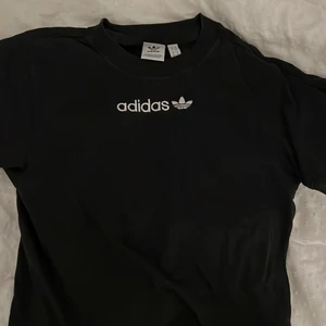Adidas t-shirt  - Svart adidas t-shirt! Storlek 34 (xs) men är ganska stor. 75kr +frakt ❤️