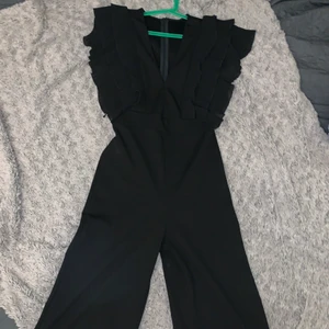 Byxdress - Köptes inför en fest, men blev tyvärr sjuk. Aldrig använd.