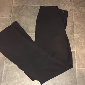 Kostymbyxor  - Säljer dessa kostymbyxor från BikBok. Köpt av en annan här på Plick. Har en fläck på låret som syns den syns bättre i solljus men i mörkret eller lite mer skugga syns den inte mycket. Dom är i storleken 36.💗Hör av er om ni har några frågor eller något ni funderar på. Svarar jätte fort.💗 Kan diskutera pris.💗