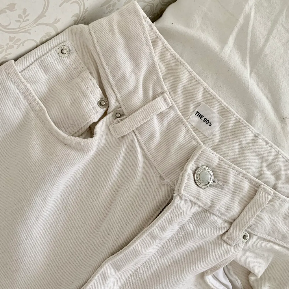 wide leg 90’s jeans från bershka, endast använda en gång.  (jag är 169 cm lång) obs; köparen står för frakt!. Jeans & Byxor.