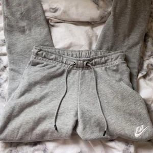 Nike mjukisbyxor - Nike mjukisbyxor. Inte så mycket använda av mig då de är för korta på mig som är ca 173. 