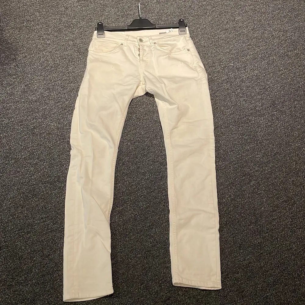 Schyssta vita dondup jeans i modellen George. Använda Max 5 ggr. Jeans & Byxor.