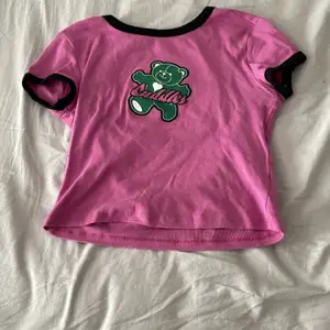Emo/alternativ/kawaii tröja från hm. Säljer denna för att den ej är min stil längre använde denna typ 3 gånger. Betalade 100kr för en ny. (Det står cuddles på tröjan). 
