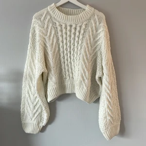Vit stickad tröja strl L - En stickad tröja från Gina tricot i storlek L, som jag säljer då den inte kommer till användning. Den är använd ca 5 gånger och har inga defekter. Tröjan har balongärmar och en tjockare hals. Denna kan vara lika fin över en klänning, som till ett par jeans! Tröjan tvättas självklart innan, köparen står för frakt och returneras ej🤍