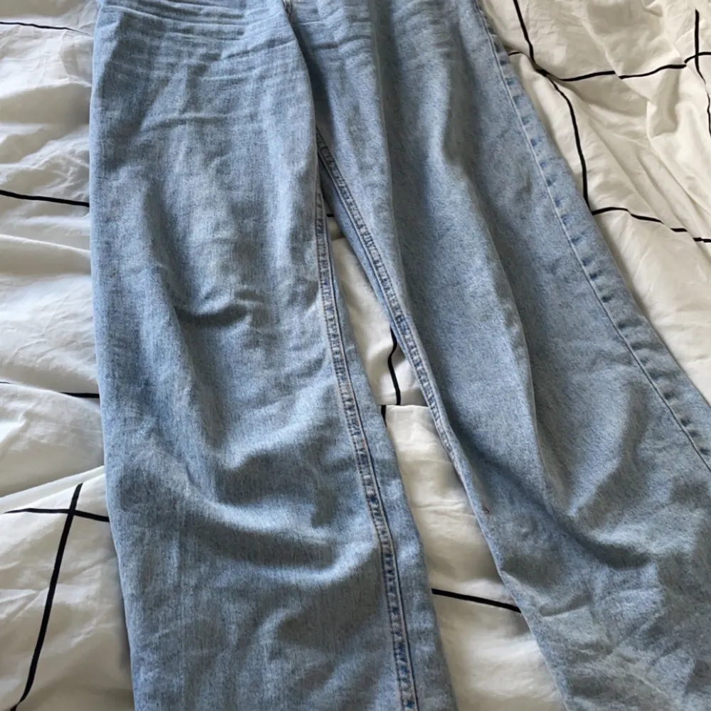 Vida byxor, finare än på bild! Tyvärr säljer jag de då de inte kommer till användning. Man kan få de nytvättade om man vill :) strl 146 passar även 158. Jeans & Byxor.