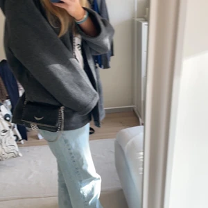 Grå vårjacka  - Använd 1 gång och extremt bra skick! Nypris 900kr säljer för 300kr. Skriv för fler bilder. VILL FÅ SÅLT