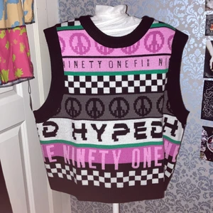 Väst - Från Hm. Säljer för att det inte är min stil. Bara använd en gång och är i ett bra skick. Köpt för 150kr tror jag. Storlek L men passar M och S men lite stor.