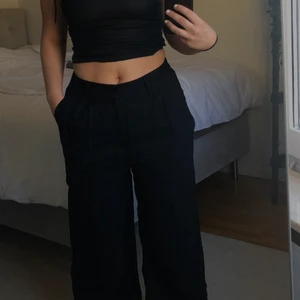 Linnebyxa - INTRESSEKOLL!! Svarta slutsålda linnebyxor från Gina Tricot. Storlek S, långa i benen och är själv 156 så lite för långa. Säljer endast vid bra bud, ord pris 449kr. Helt nya med lapp kvar