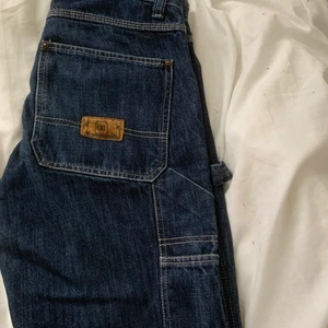 Carpenter jeans - Ett par coola jeans från CAT. Bra kvalitet och skick. Snygga straightleg och lowwaist :) Midjemått: ca 80 innebenslängden: ca 87
