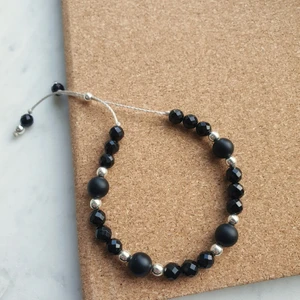 Handgjorda armband, svart onyx  - Jag vill gärna bjuda er till min hemsida med handgjorda smyckena.  Varje köp skänker visa procent till epilepsiförbundet 💜  https://www.egnajewelry.com/