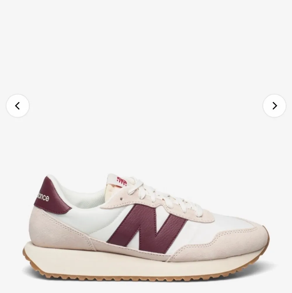 New balance, modell 237. Köpta på Boozt för 699kr men aldig använda och ligger kvar i kartongen pga fel storlek. Liten i storlek. . Skor.