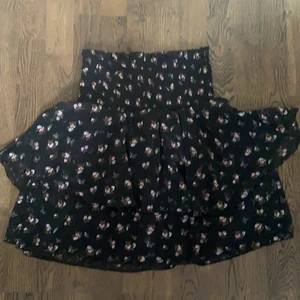 Bikbok kjol  - Säljer en volang kjol från bikbok. Den kommer inte till användning så är i ny skick. Storlek S, nypris:399. Mitt pris: 166 kr inklusive frakten! 100 kr om ni vill mötas! , bor nära Lund 