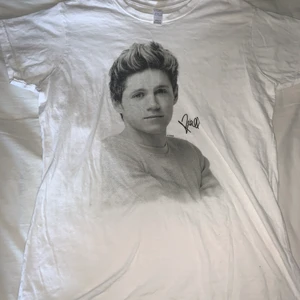 Niall Horan t-shirt - Köpt på amazon med storlek XL men känns mer som en XS eller en S. Använt ett par gånger. Köparen står för frakten.