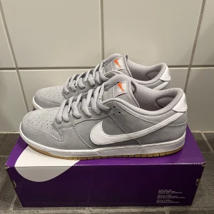 Stl. 45 - SB Dunk Low ”Wolf Grey” - Helt oanvända, köpta från Junkyard i stl 45. Skriv i Pm för ytligare frågor!