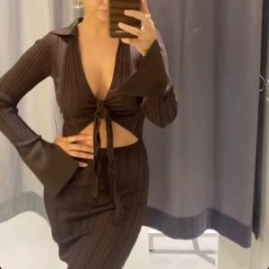 Klänning  - Säljer en brun klänning det sitter alltihop den är helt slutsåld från Gina! 