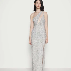 Afton klänning  - Jätte fin klänning som passar bra till balen, säljer då jag har en annan 