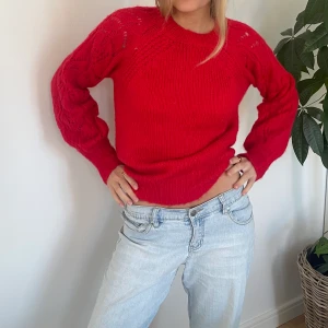 Röd tröja - Röd stickat tröja som sitter jätte smickrande på👄jag på bilden är runt 1,70 lång