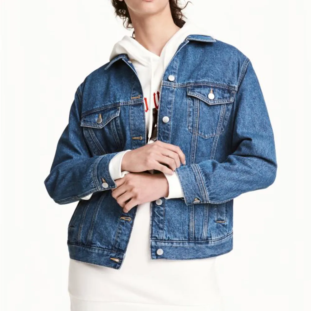 En skön och snygg jeansjacka perfekt nu till våren och sommaren! ⭐️ köpt från H&M ca 2019. Använt lite grann bara så den är i bra skick 🫶. Jackor.
