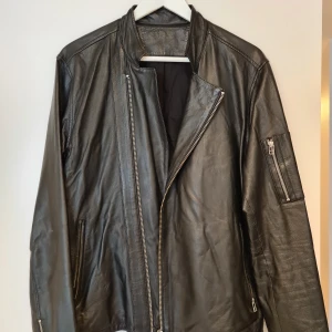 Tiger Skinnjacka strl L - Säljer min Tiger of Sweden skinnjacka ca 2 år gammal men sparsamt använd. Storlek Large, ca 52-54 i storlek för kavaj som referens. Inte oversized mer true to size.    58cm längd nacke till ryggslute.   7/10 i skick skulle jag säga.