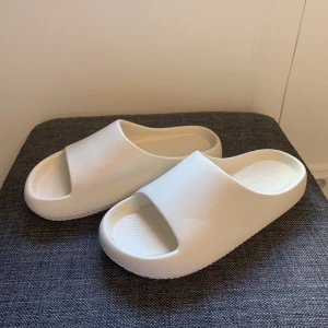 Tofflor  - Liknar yeezy slides. Från Berskha i strl 36/37 men skulle säga att dem även passar 38. Är väldigt ljus beigea och i bra skick då dem endast är använda en gång. Obs! Andra bilden är lånad och det är inte exakt så dem ser ut men väldigt lika.