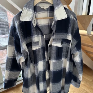 Overshirt/jacka H&M - Jättefin blå/vit-randig overshirt/jacka från H&M i strl L, knappt använd