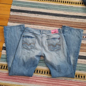 Replay jeans! - Låg midjade vintage replay jeans, utsvängda. Använda men i bra skick, inga hål. Midjemått: ca 41 cm, innerbens: ca 82 cm. (W31 och L32). Brukar ha typ 38 i byxor och dehär sitter jätte bra. Kontakta mig innan köp nu!