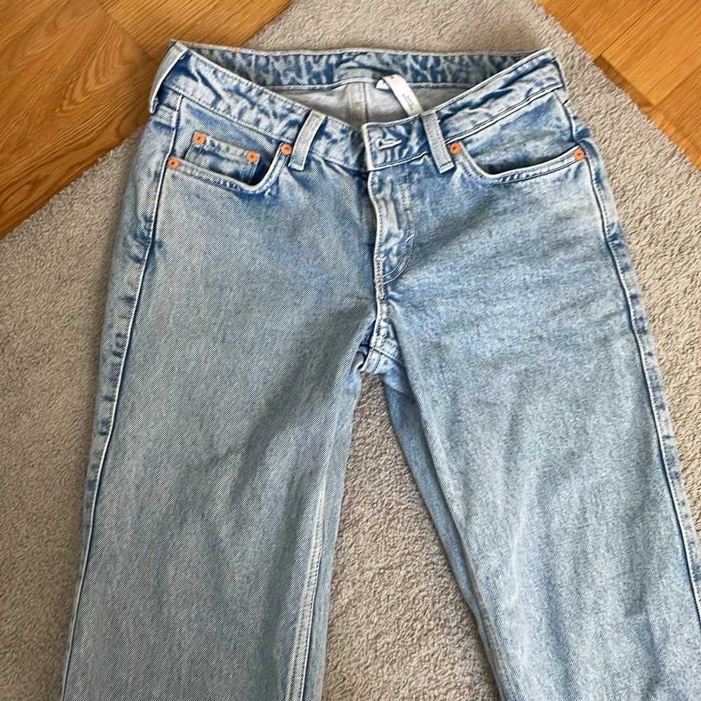 Säljer mina low arrow jeans från weekday då jag inte längre får användning för de! Använda Max 10 gånger så där av bra skick! Köpte i somras.  OBS köparen står för frakt!. Jeans & Byxor.