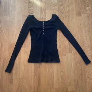 Tröja  - Stretchig tröja med knappar. Skönt material använd ett fåtal gånger.