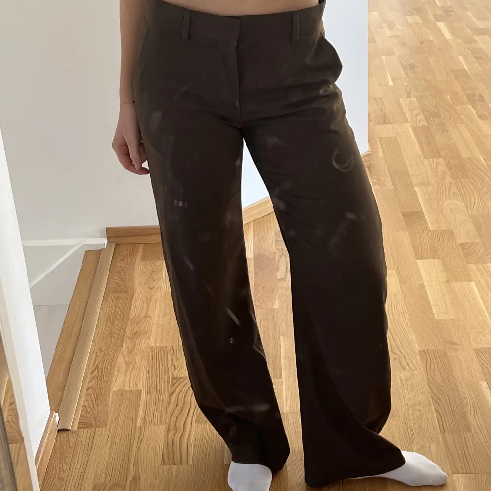 Midwaist kostymbyxor från zara. Använda fåtal gånger men kommer tyvärr inte till användning. Nypris 599kr. Köparen står för frakten.. Jeans & Byxor.