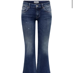 Only jeans  - Blev scamad och fick hem helt fel märke med annan storlek än vad jag köpte därför säljer jag vidare. Lappen är bortklippt på jeansen men annars är dom i perfekt skick. Storleken är bortklippt men skulle gissa på att dom är strl 28/30😁skriv för frågor