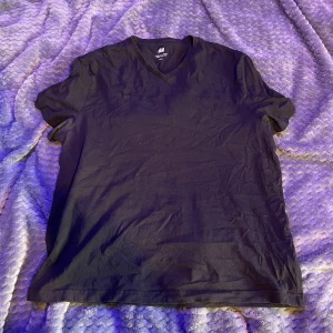 Vanlig t-shirt - Vanlig svart tröja från H&M, knappt använd 