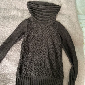 Stickad polotröja - Superfin brun stickad polotröja med mönster på framsidan. Har bara använts några få gånger!