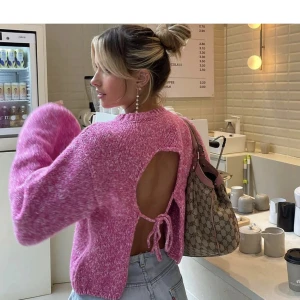 Rosa stickad tröja med öppen rygg  - Säljer min fina rosa tröja med öppen rygg med knytning!💕 Köpte tröjan här på plick (2 bilden lånad) i nyskick med lappen kvar men använd av mig va 2 gånger! Köpte för 400 kr men säljer för 300 därav att färgen inte passar mig💕