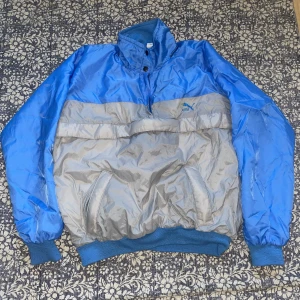 Puma Bomber Jacka - Jättefin 90tals bomber jacka, storlek S om man vill ha den lite oversized men funkar för dom som har M också, perfekt nu när vintern är nästan över