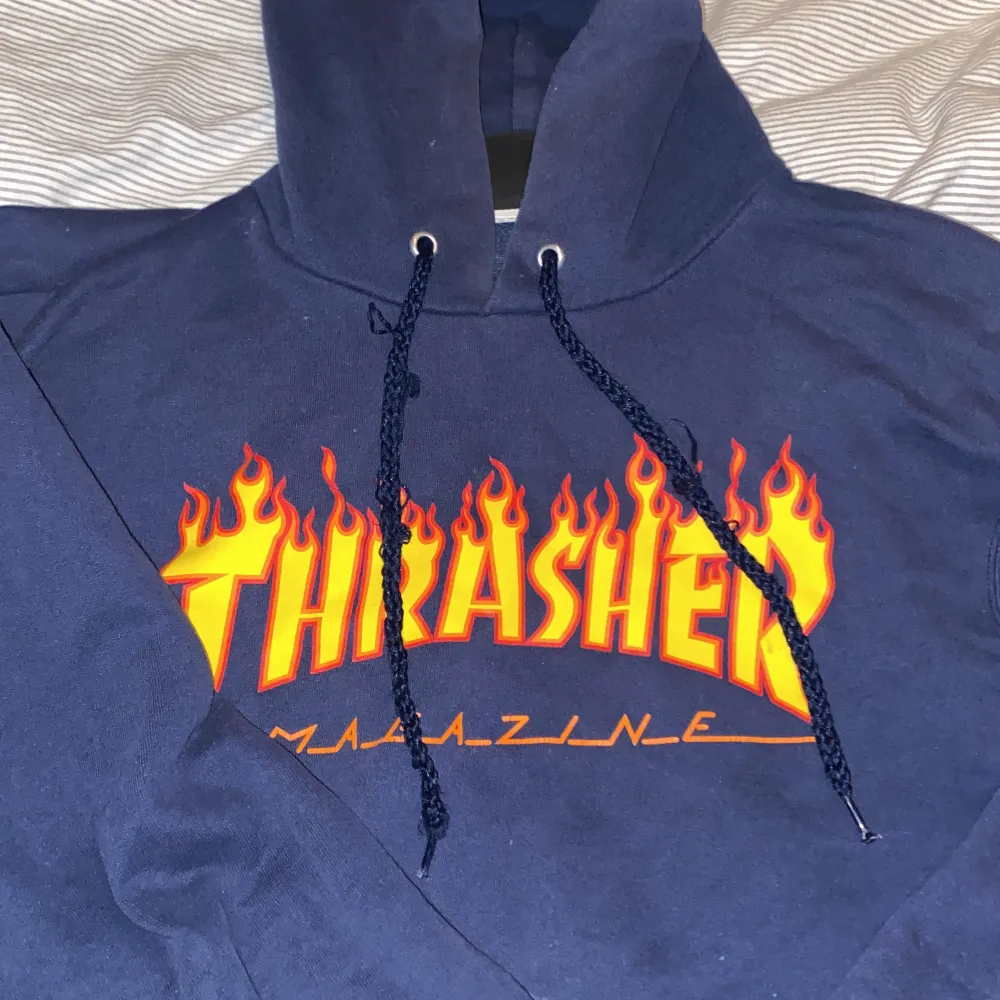 Säljer min mörkblåa Thrasher hoodie som inte längre passar mig. Den är i gott skick förutom att snörerna är lite småtrasiga. Skick 9/10 Storlek S, pris kan diskuteras:). Hoodies.
