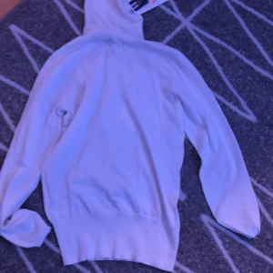 Vit långärmad  - Beklämd tröja 