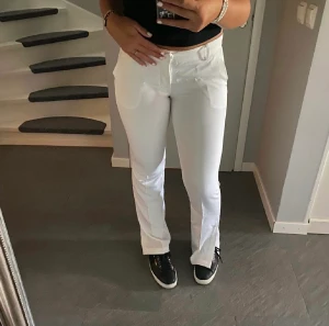 Kostymbyxor  - Lågmidjade kostymbyxor från bikbok, väldigt små i storlek. Skulle rekommendera dessa till storlek 38/M eller 40/L