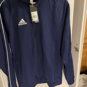 adidas Träningsjacka Entrada - Selja min adidas Träningsjacka efter som att jag har för många har aldrig använt den helt ny med tag 