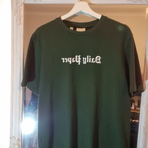 Daily Paper t-shirt - Sällan använd och köpt under julen. Tjockare bomullsmaterial. Färgen är som i första bilden, dåligt ljus får den att se mörkare ut än vad den är.
