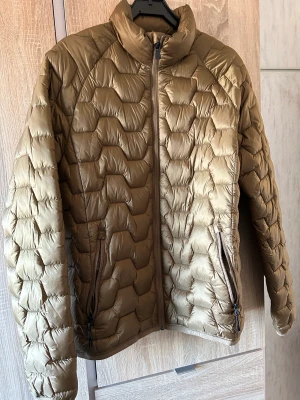 Mc Kinley lättvikts jacka strl M - Säljer min Mc Kinley lättvikts jacka strl M. Aldrig använd