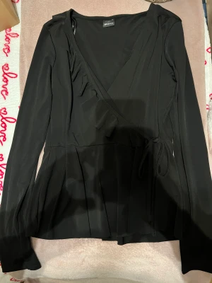 Ginatricot blusar - Fina blusar från Ginatricot alla i storlek M.  Färg: svart, Blå, Lila.  