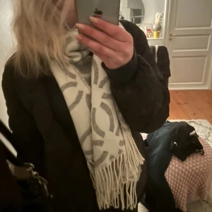 Halsduk  - Assnygg varm halsduk som inte kommer till användning. 