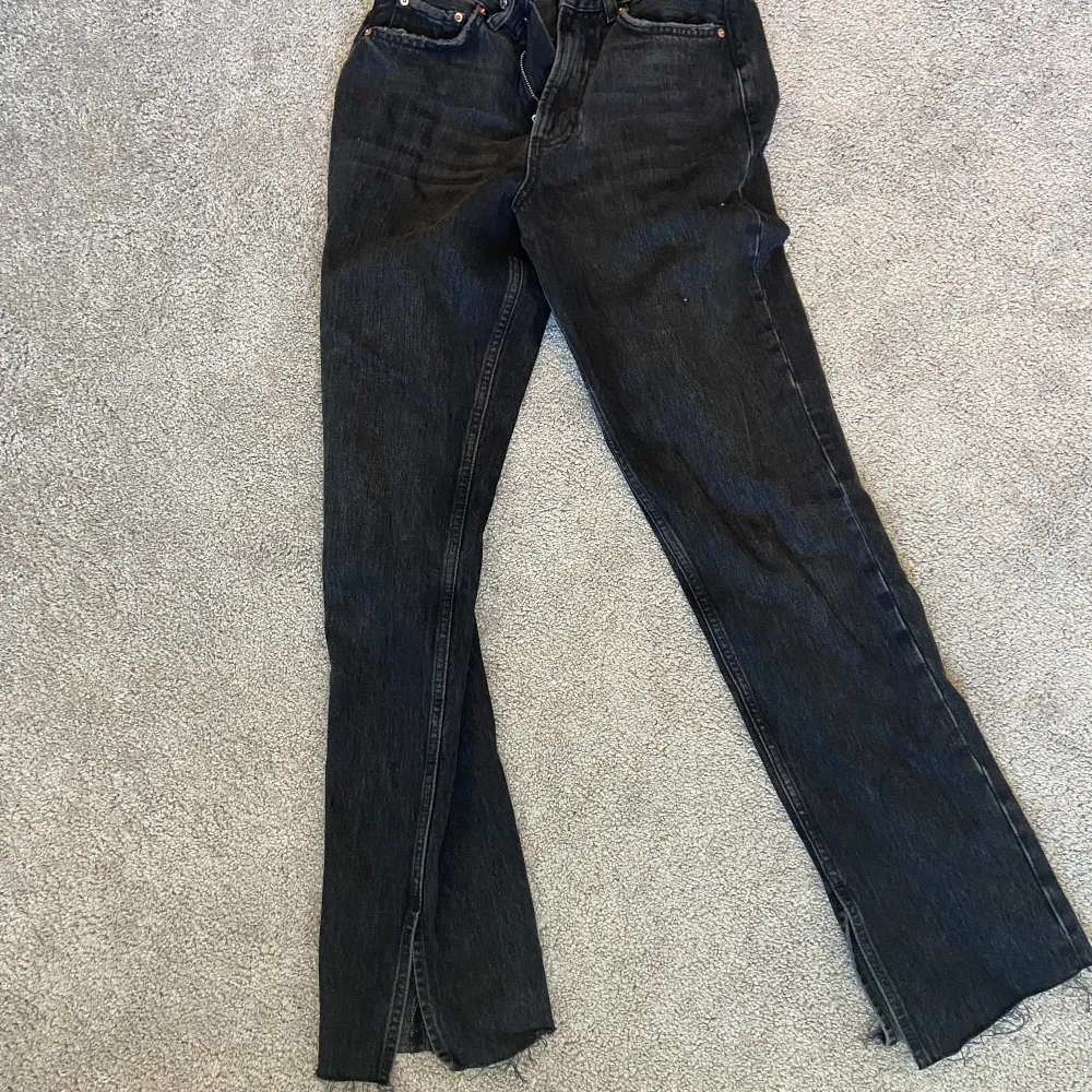 Svarta jeans med slits som aldrig kommit till användning. Jeans & Byxor.