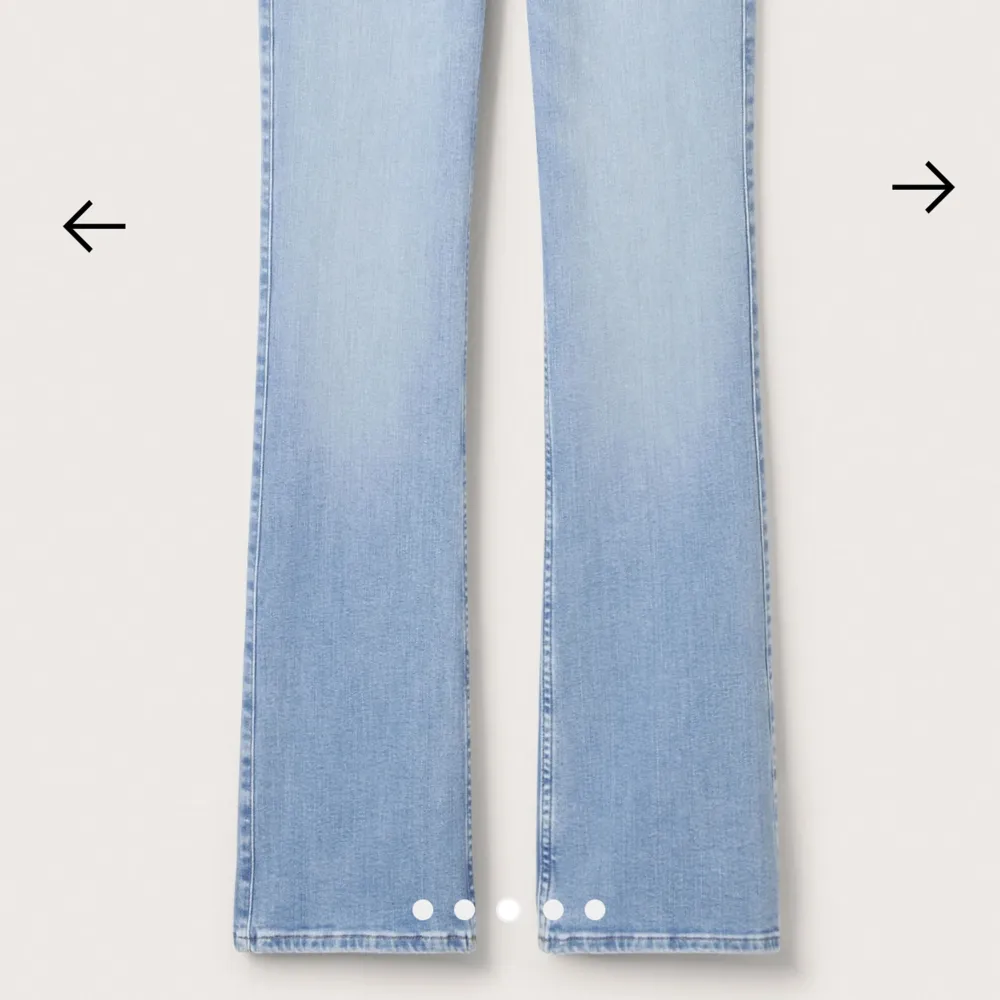 Helt nya jeans med lapp kvar, köpt på jeansbolaget. Mellan midja och ner till marken på mig som är 170.. Jeans & Byxor.