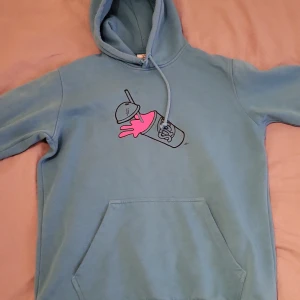 Ljusblå hoodie - Ljusblå hoodie med tryck på framsidan, skick 9/10