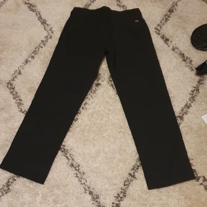 Dickies byxor - Finns en fläck som inte går bort på höger ben Köpte secondhand och säljer då de inte passar